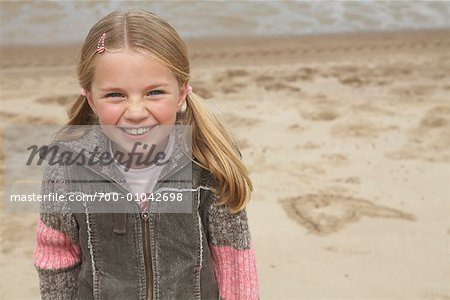 Porträt von Mädchen am Strand