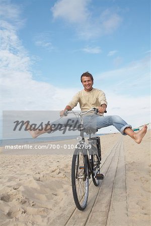 Mann Reiten Fahrrad am Strand