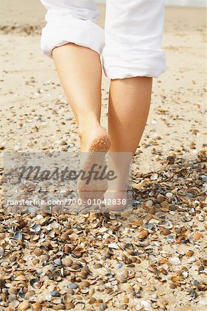 Gros plan des pieds de la femme sur la plage