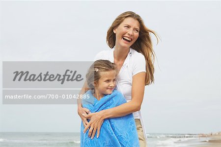 Porträt von Mutter und Tochter am Strand