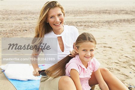 Portrait de la mère et la fille assise sur la plage