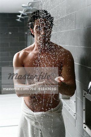 Homme dans la douche