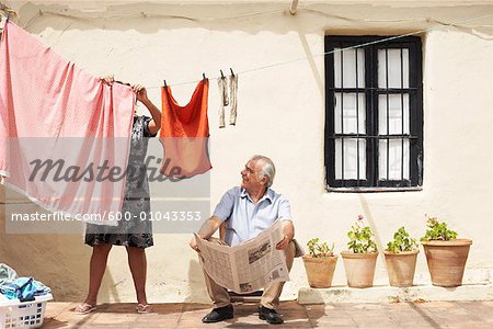 Paar auf Terrasse mit Zeitungs- und Wäscheservice