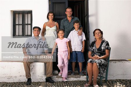 Portrait de famille devant la maison
