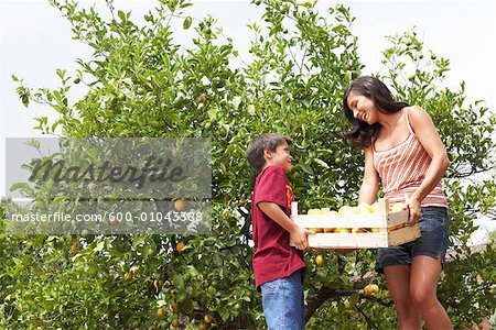 Mutter und Sohn in Orchard