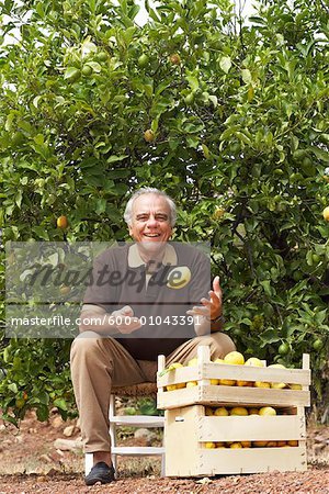 Porträt des Mannes im Obstgarten
