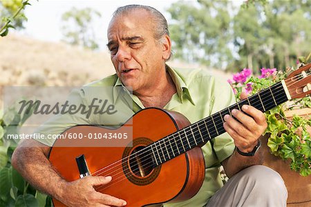 Portrait d'un homme qui joue de la guitare