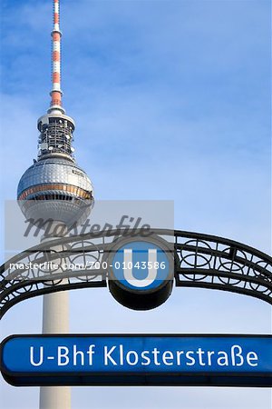 Blick auf den Fernsehturm und die U-Bahnstation Klosterstrasse Schilder, Berlin, Deutschland