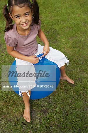 Fille jouant à l'extérieur