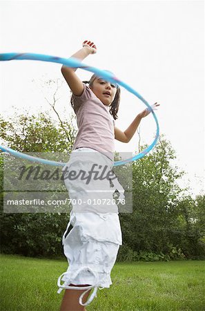 Jeune fille tenant le Hula-Hoop