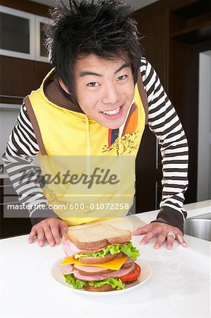 Junge mit Sandwich