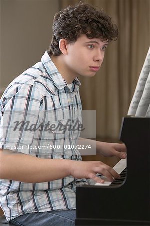 Garçon jouant Piano