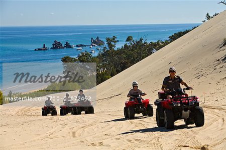 Les gens équitation VTT, Moreton Island, Queensland, Australie