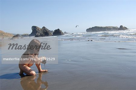 Fille jouant sur la plage, Oregon USA