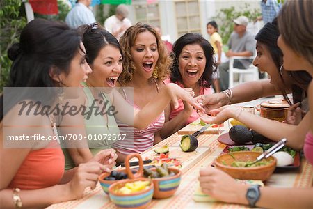 Frau Verlobungsring an Freunde auf Party anzeigen