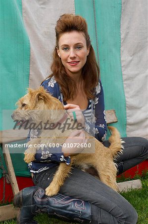 Portrait de femme avec chien, Carters Steam Fair, Angleterre