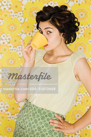 Frau trinken aus der Tasse