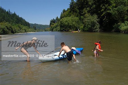 Famille dans le lac avec Canoe