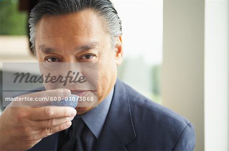 Portrait d'un homme buvant du thé
