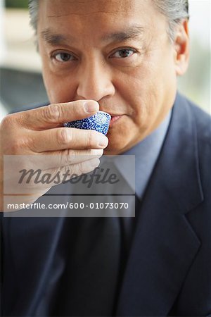 Portrait d'un homme buvant du thé