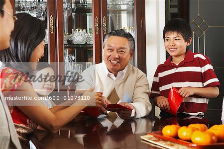 Familie im Speisesaal