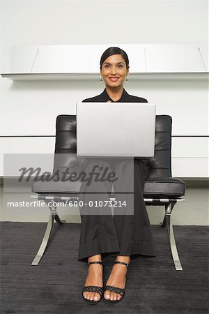Geschäftsfrau, die mit Laptopcomputer