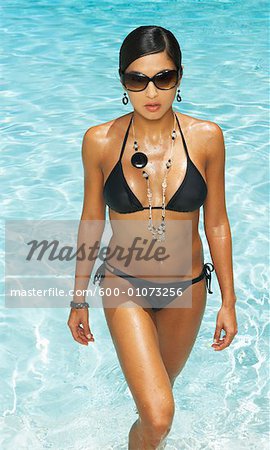 Portrait de femme en piscine