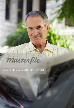Porträt des Mannes lesen Zeitung