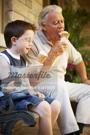 Grand-père et son petit-fils manger des cornets de crème glacée