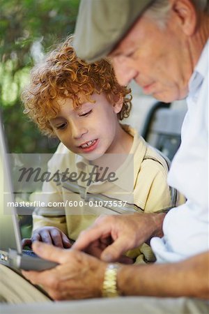 Grand-père et son petit-fils regardant ordinateur portable