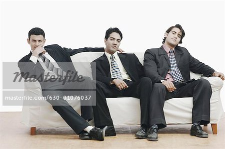 Portrait de trois hommes d'affaires, assis sur un canapé