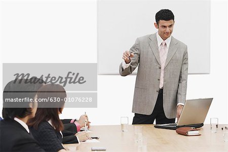 Homme d'affaires, faire une présentation dans une réunion