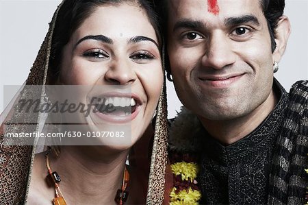 Portrait d'un couple de jeunes mariés souriant