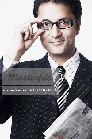 Portrait d'un homme d'affaires, ajustant ses lunettes