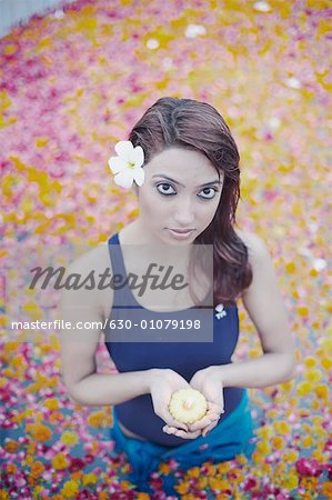 Portrait d'une jeune femme tenant une bougie dans une piscine