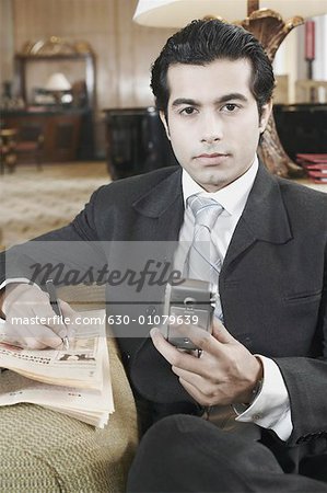 Porträt eines Unternehmers mit einem Mobiltelefon