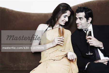 Jeune couple tenant des flûtes à champagne