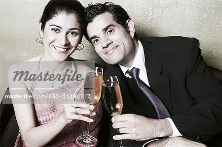 Porträt eines Kaufmanns und einer geschäftsfrau hält Champagne Flöten