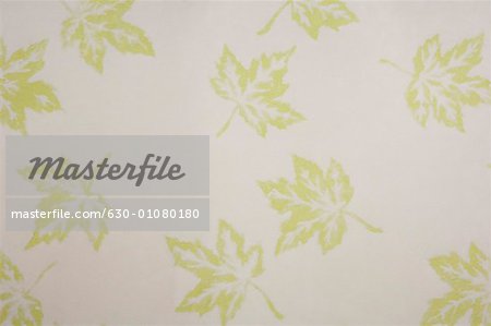 Gros plan d'un motif floral sur papier fait main