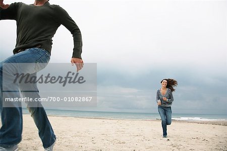 Couple sur la plage en cours d'exécution