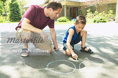 Père et dessin de fils à la craie