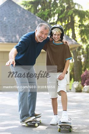 Grand-père et son petit-fils avec planche à roulettes