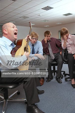 Manager spielen Gitarre für Mitarbeiter