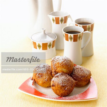 Café et beignets de crème sure Café et beignets de crème sure