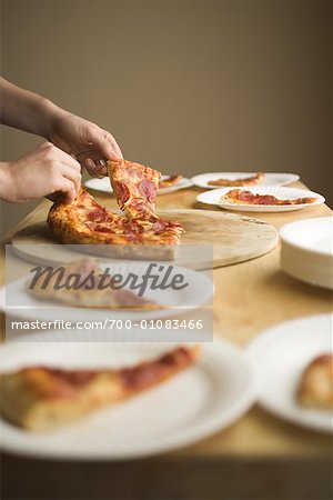 Person Pizza Slices auf Teller setzen