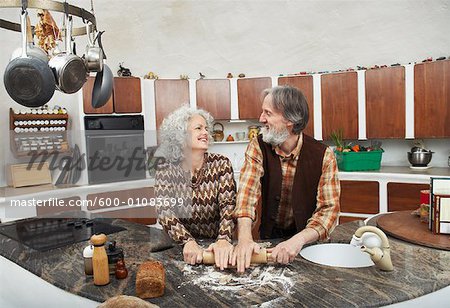 Couple Making pâtisseries dans la cuisine