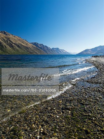 Rivage au lac Wakatipu, Queenstoen, Nouvelle-Zélande Rivage au lac Wakatipu, Queenstoen, Nouvelle-Zélande