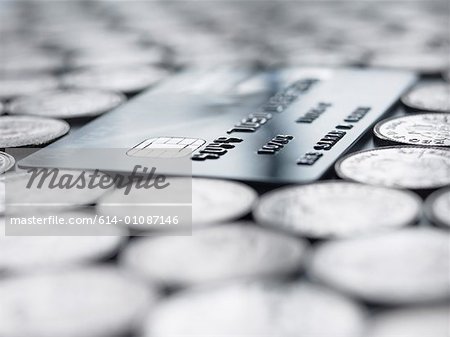 Kreditkarte unter Münzen