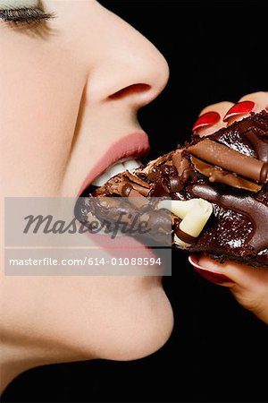 Femme, manger le gâteau au chocolat