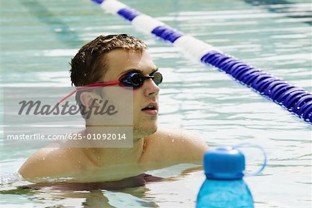 Gros plan d'un jeune homme dans une piscine